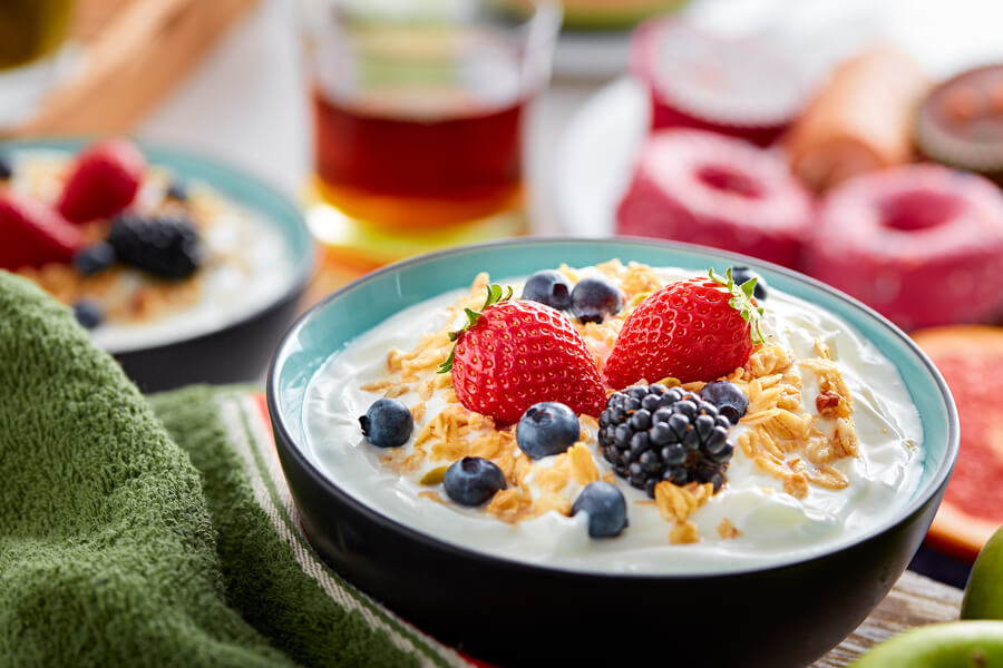El bowl de yogur con frutos rojos y Go Fiber que cuida tu intestino desde el desayuno